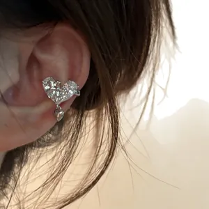 Manchette d'oreille cœur et croix en zircone plaquée or 18k avec pendentif
