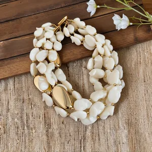 Élégant collier multi-rangs avec pétales en nacre blanche et accents métalliques dorés de luxe