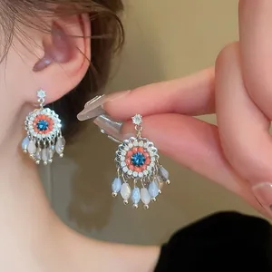 Eleganti orecchini etnici con nappa in argento e perline a goccia blu e bianche
