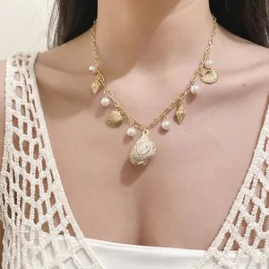 Elegante collana dorata con perle bianche e ciondoli a forma di conchiglia per le vacanze