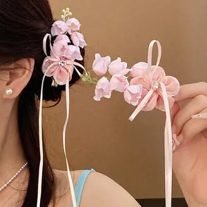 Pince à cheveux fleur de muguet avec strass et longs pompons élégants raffinés