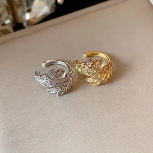 Eleganti ear cuff a forma di spiga di grano con zirconi in argento e oro.