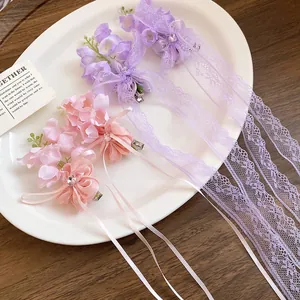 Détail de barrettes muguet violet avec des franges en dentelle élégantes et strass