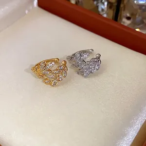 Eleganti orecchini ear cuff a spiga di grano con zirconi brillanti per donna, oro e argento