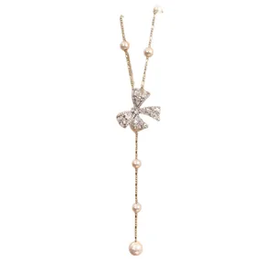Collier de perles nœud en zircon ras du cou avec élégant pendentif sur fond blanc
