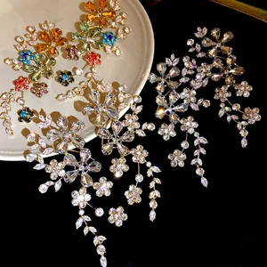 Vista detallada de pendientes largos de flores con diamantes de imitación de lujo en plata