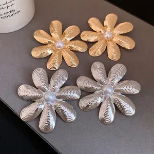 Orecchini a perno a fiore vintage testurizzati con perla in oro e argento lucido