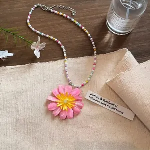Bunte Perlenkette im Dopamin-Stil mit großem rosa Blumenanhänger, Detailansicht