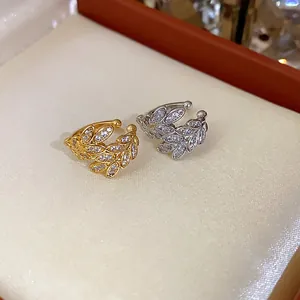 Dettaglio di ear cuff a forma di spiga di grano con zirconi scintillanti placcati.