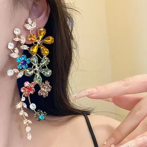 Primer plano de elegantes pendientes colgantes de flores de cristal de colores