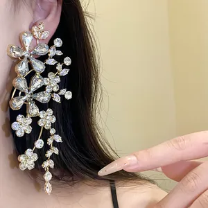 Primer plano de pendientes de flores con brillantes diamantes de imitación y plata.