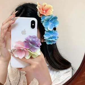 Detailansicht von süßen Haarspangen mit Stoffblumen, gestylt an einem eleganten Model.