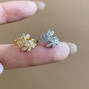 Dettaglio degli eleganti ear cuff a spiga di grano con zirconi in oro e argento