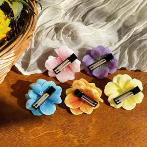 Set mit fünf farbenfrohen Stoffblumen-Haarspangen mit schwarzem Entenschnabel-Design.