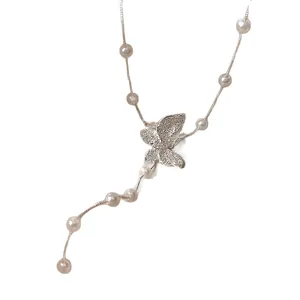 Elegante lange Halskette mit silbernem Schmetterlingsanhänger und Perlen für Damen