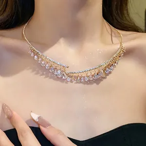 Elegante collana girocollo con zirconi a goccia d'acqua per donna dal design in stile reale