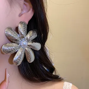 Grandi orecchini a forma di fiore argento con perla centrale, stile vintage da donna.