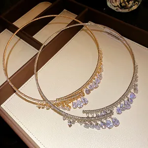 Dettaglio ravvicinato di eleganti girocollo in zirconia a goccia in oro e argento