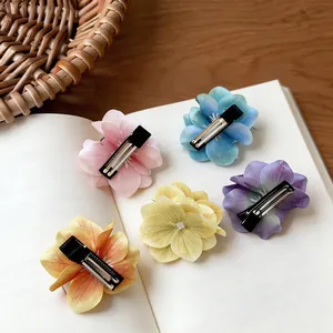 Detailansicht der Rückseite bunter Stoffblumen-Haarspangen mit Entenschnabel-Design
