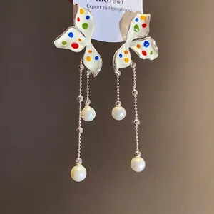 Eleganti orecchini a farfalla con pois colorati, nappe di perle e ago d'argento
