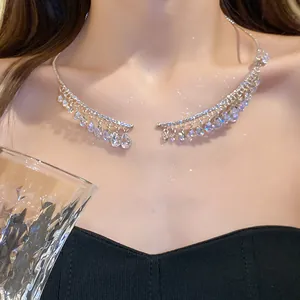 Primo piano dell'elegante girocollo in zircone scintillante indossato sulla scollatura.