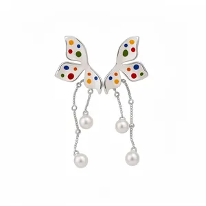 Eleganti orecchini a nappina con ali di farfalla, pois colorati e perle bianche