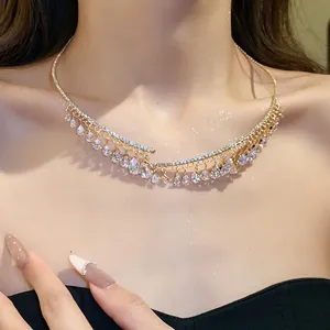 Primo piano di un choker dorato in stile palazzo con zirconi scintillanti a goccia.