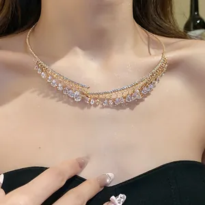 Primo piano di un elegante girocollo dorato con pendenti in zircone a goccia