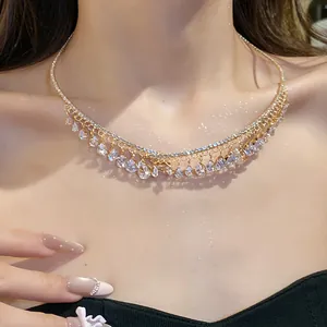 Elegante collana girocollo dorata con brillanti cristalli di zircone a goccia al collo
