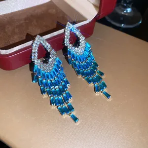 Silberne Tropfenohrringe mit blauen Kristallfransen im luxuriösen Ethno-Design-Stil