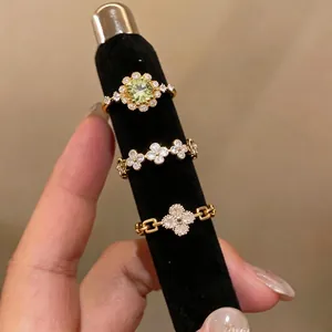 Elegante set di anelli in zircone placcato oro con motivi a fiori e quadrifoglio