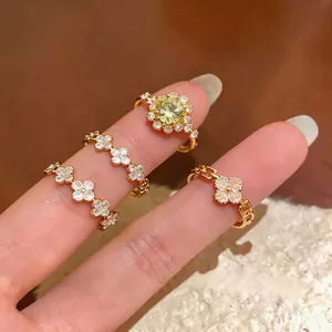 Elegante set di anelli con fiori in zircone placcato oro per gioielli quotidiani