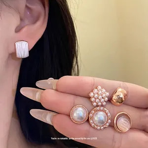 Juego de Pendientes de Botón de Aleación Perla Artificial Resina Geométrico Redondo Lujo Ligero Moda Joyería Mujer