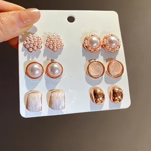 Elegante juego de 6 pares de pendientes de perlas de resina y geométricos en oro rosa