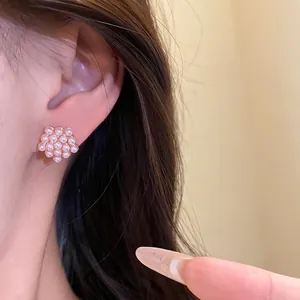 Elegantes pendientes de botón de perlas de resina doradas con agujas de plata