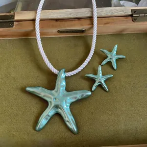 Élégant collier pendentif étoile de mer en émail sarcelle avec chaîne corde blanche