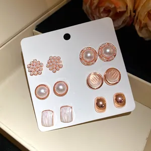 Juego de seis pares de pendientes de botón en oro rosa con perlas de resina y formas