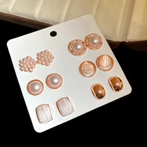 Vista detallada de un elegante juego de 6 pares de pendientes geométricos de perlas y resina.
