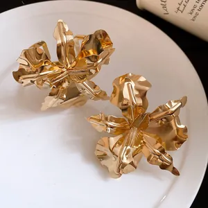 Elegant large gold flower-shaped metal open ring and bracelet jewelry set for women