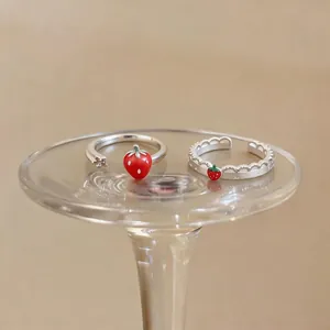 Anelli aperti fragola rossa regolabili con dettagli smerlati e a stella