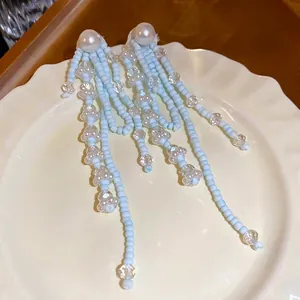 Hellblaue Perlen-Quasten-Ohrringe mit Blumenakzenten für einen sommerlichen Strandurlaub