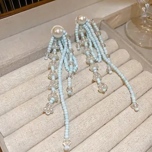 Elegante hellblaue Perlenohrringe mit Quasten und floralen Kristallakzenten für Urlaub
