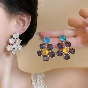 Detailaufnahme von eleganten französischen Zirkon-Blumenohrringen mit bunten Kristallen