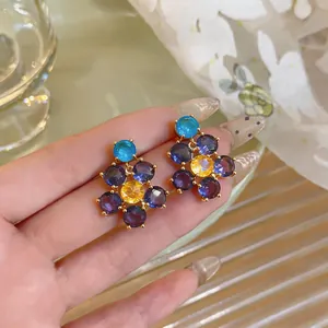 Detailansicht französischer Vintage-Ohrringe mit bunten Zirkonia-Blumen im Design