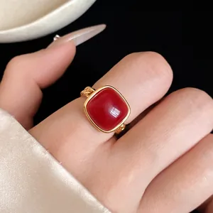 Bague réglable élégante en or ornée d'une pierre rouge carrée en cabochon pour femme