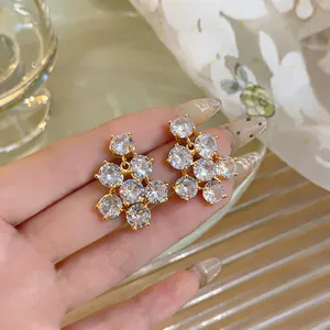 Nahaufnahme eleganter französischer Vintage-Zirkonia-Blumen-Cluster-Ohrstecker in Gold
