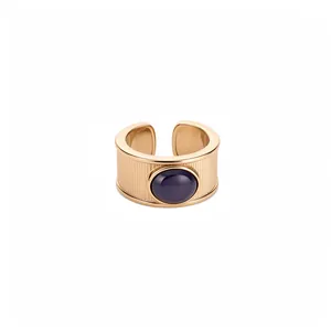 Bague ouverte élégante dorée avec texture nervurée et incrustation de pierre ovale violette