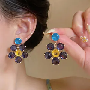 Detailansicht französischer Zirkon-Blumenohrringe mit lila und blauen Schmucksteinen