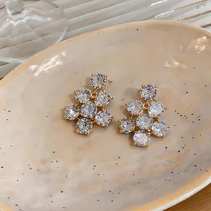 Nahaufnahme von Vintage Ohrringen mit Zirkonia-Blumenclüster im französischen Stil