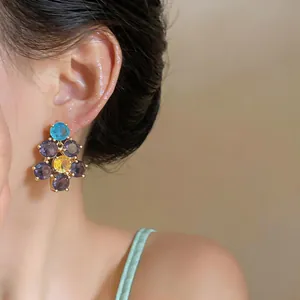 Nahaufnahme von Vintage-Ohrringen im französischen Stil mit bunten Zirkonia an einem Modell